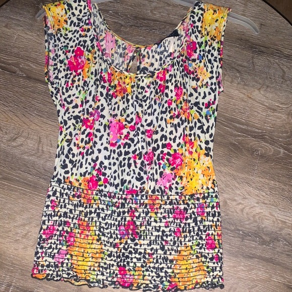 Brand “Body Central” Floral Off the Shoulder T-Shirt Slit in Back Very Cute. - Picture 2 of 3